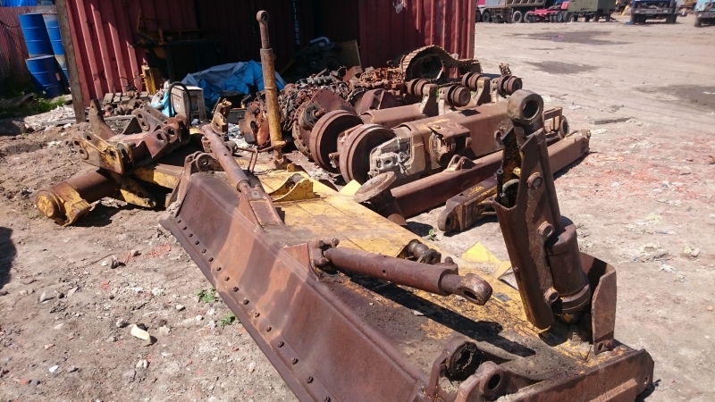 Запчасти D 65 Komatsu полозья. коробка, бортовые, отвал, ДВС и др